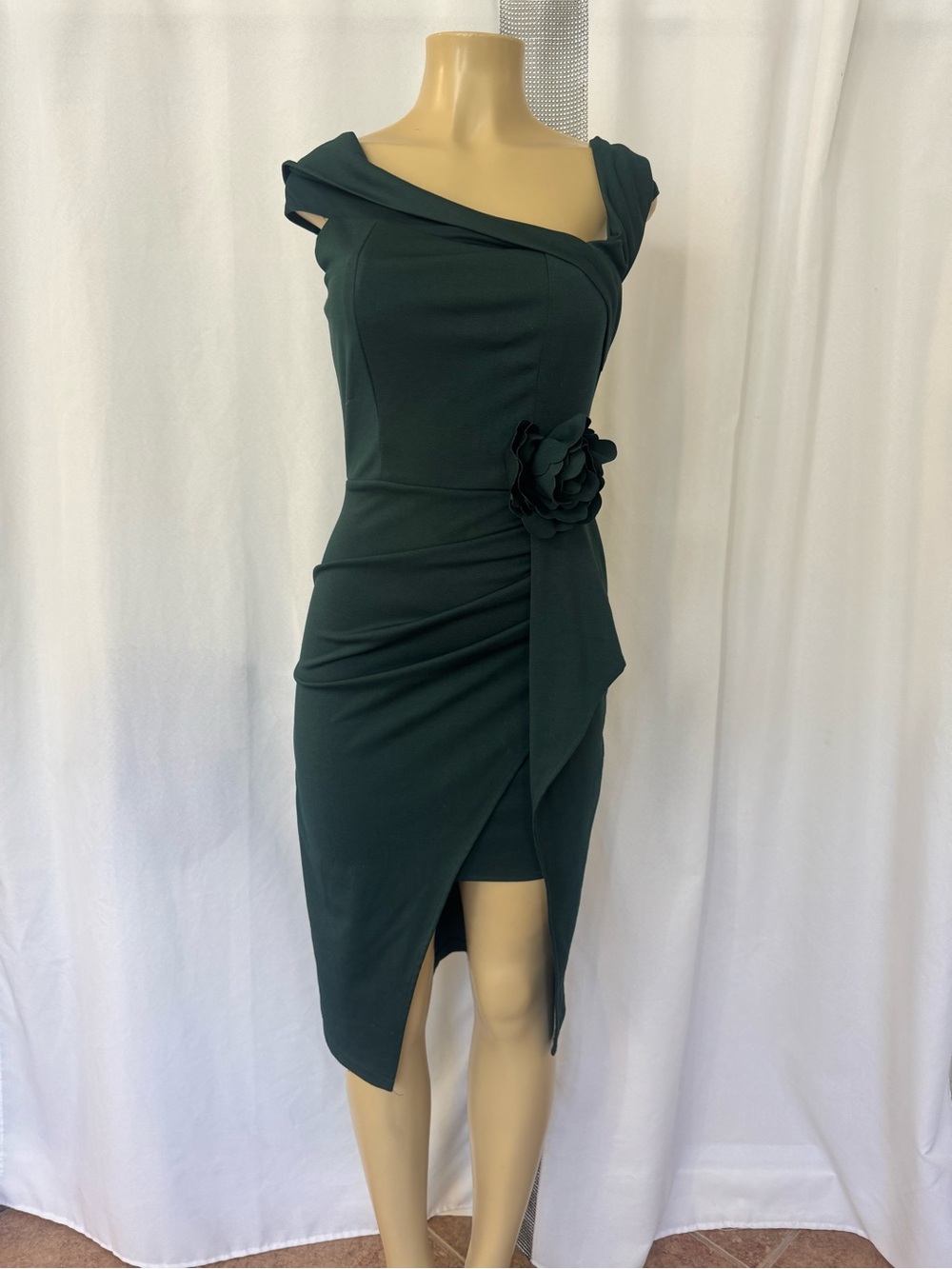 Elegant Dark Green One-Shoulder Sheath Dress with Floral Accent
